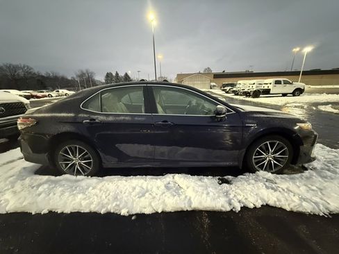 Used 2021 Toyota Camry XLE image 3