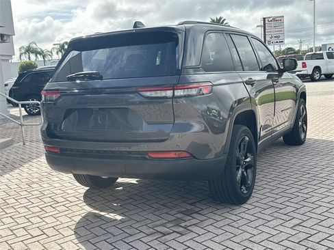 Used 2023 Jeep Grand Cherokee Altitude image 10