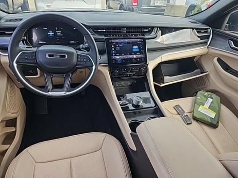 Used 2023 Jeep Grand Cherokee Limited w/ Luxury Tech Group II AWD/4WD image 12