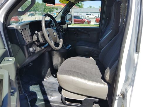 Used 2018 Chevrolet Express 2500 w/ Driver Convenience Package RWD image 12