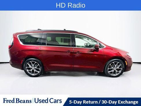 Certified 2022 Chrysler Pacifica Touring-L w/ Uconnect Theater Family Group image 9