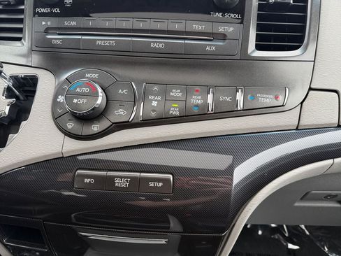 Used 2013 Toyota Sienna SE FWD image 32