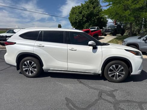 Used 2021 Toyota Highlander XLE AWD/4WD image 2