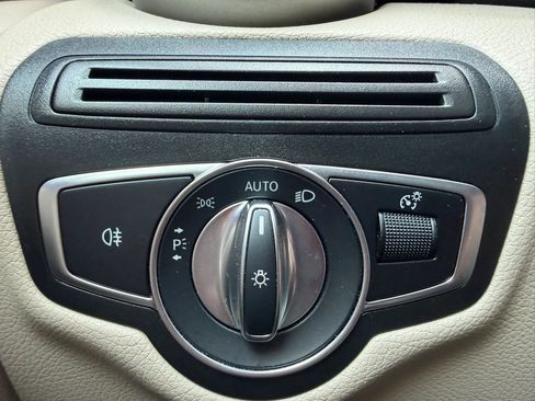 Used 2020 Mercedes-Benz GLC 300 4MATIC image 24