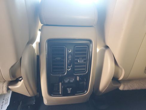 Used 2019 Jeep Grand Cherokee Limited image 10