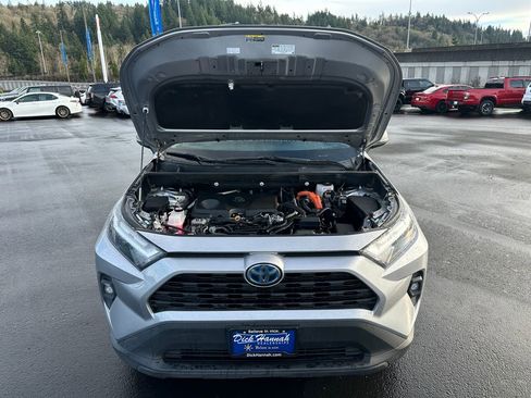 Used 2022 Toyota RAV4 XLE Premium image 4