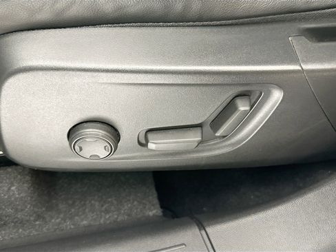 Certified 2023 Volvo XC40 B5 Plus w/ Climate Package image 20