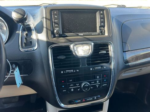 Used 2016 Chrysler Town & Country Touring w/ Driver Convenience Group image 23