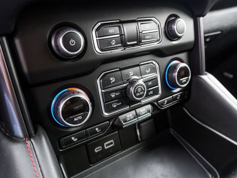 Used 2024 Chevrolet Suburban RST RWD image 24