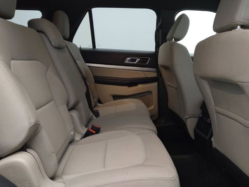 Used 2018 Ford Explorer XLT image 19
