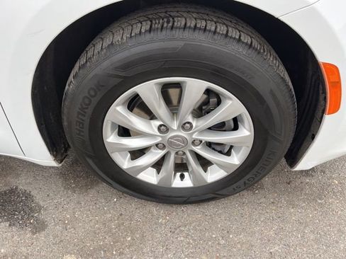 Used 2018 Chrysler Pacifica Touring-L w/ Premium Audio Group FWD image 19