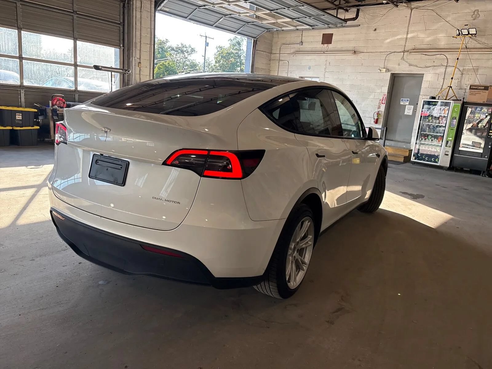 Used 2023 Tesla Model Y Long Range AWD/4WD image 2