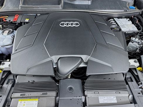 Used 2023 Audi Q8 Premium image 30
