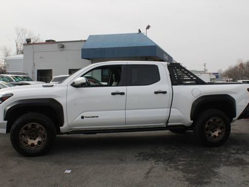 Used 2025 Toyota Tacoma Trailhunter image 7