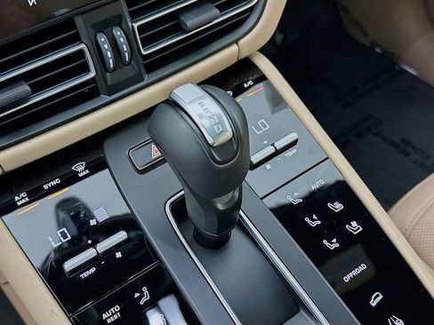 Used 2025 Porsche Macan image 19