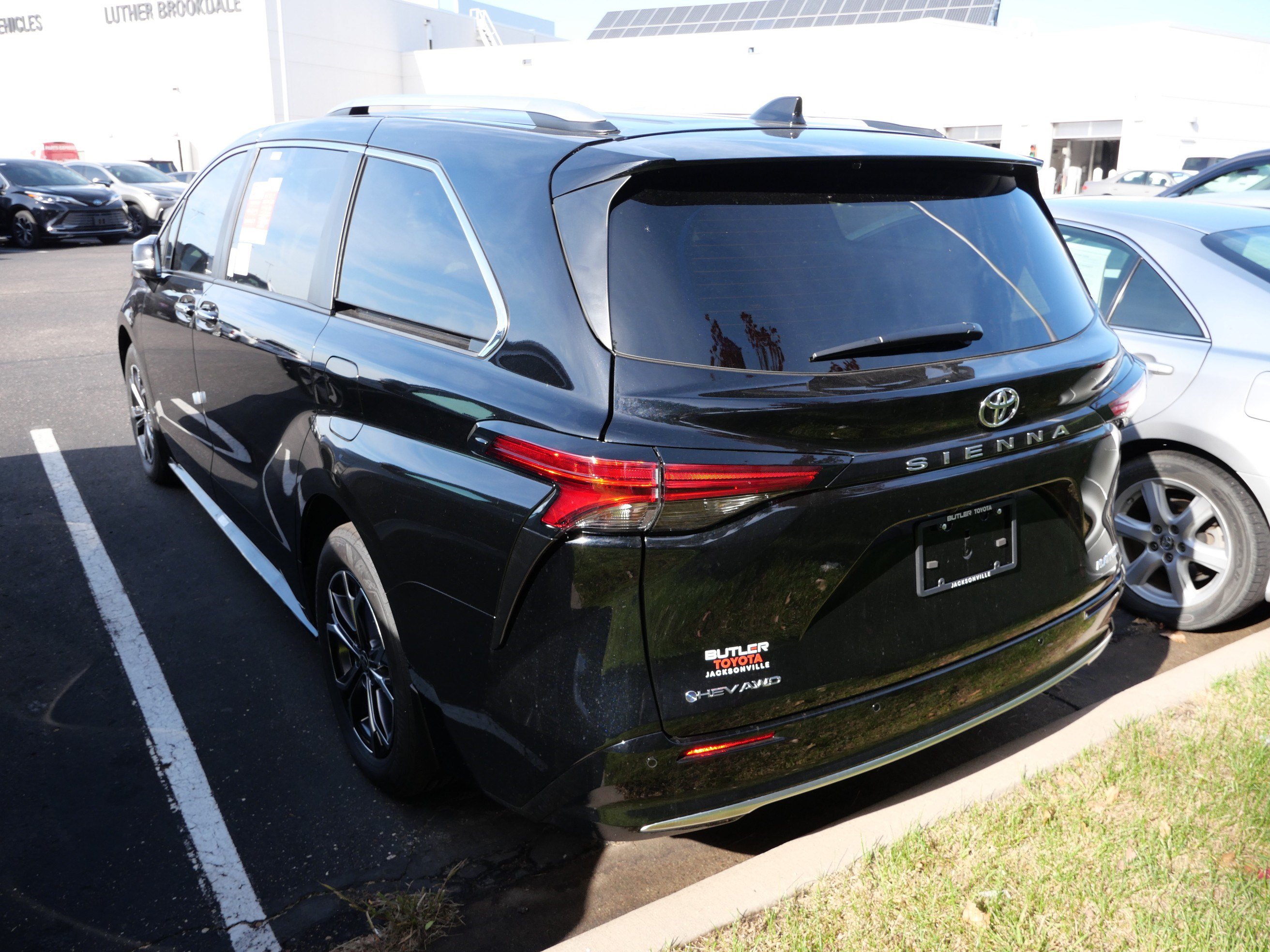 Used 2026 Toyota Sienna Platinum AWD/4WD image 8
