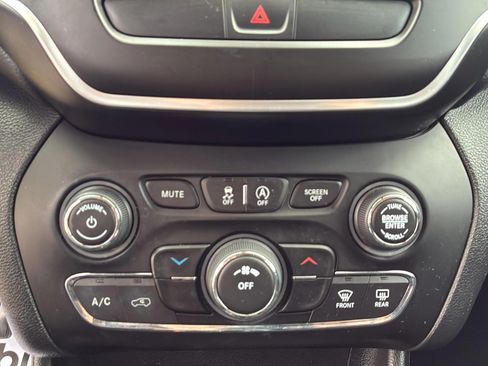 Used 2019 Jeep Cherokee Latitude w/ Popular Appearance Group FWD image 15