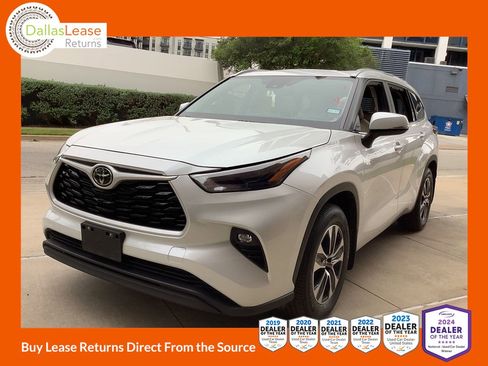 Used 2024 Toyota Highlander XLE FWD image 1
