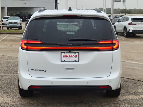 New 2026 Chrysler Pacifica Select image 6