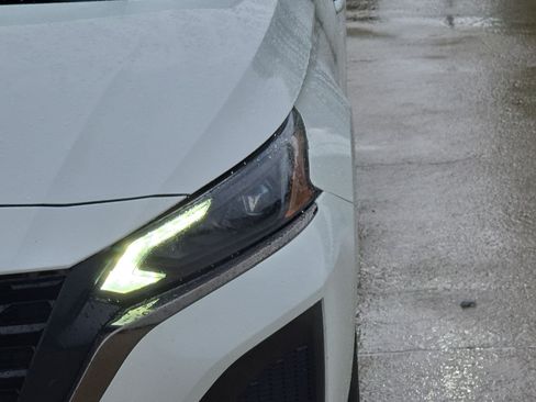Used 2024 Nissan Altima 2.5 SR FWD image 10