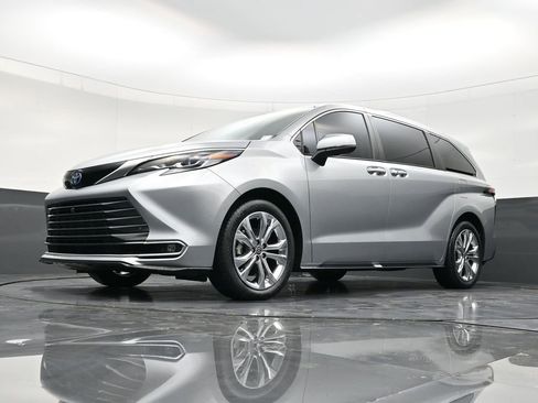Used 2023 Toyota Sienna Platinum image 21