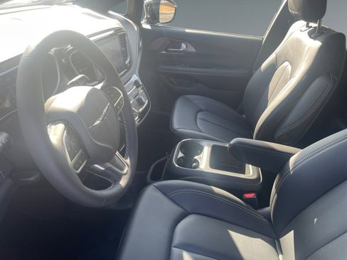 New 2026 Chrysler Pacifica Select image 9