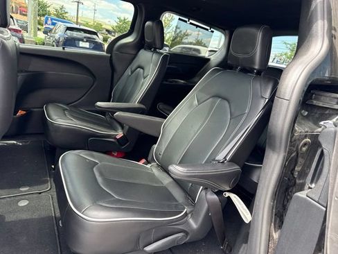 Used 2025 Chrysler Pacifica Limited FWD image 13