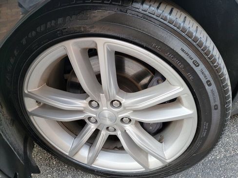 Used 2016 Tesla Model S 70D image 23