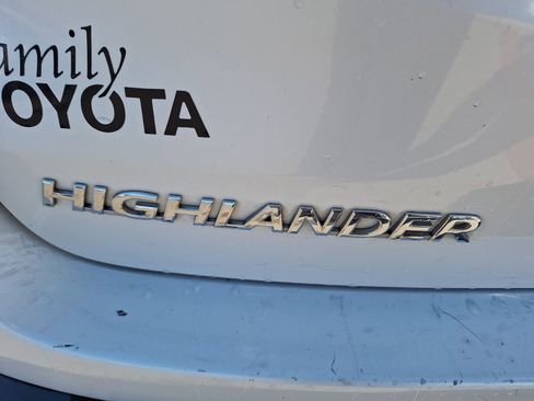 Used 2018 Toyota Highlander LE image 12