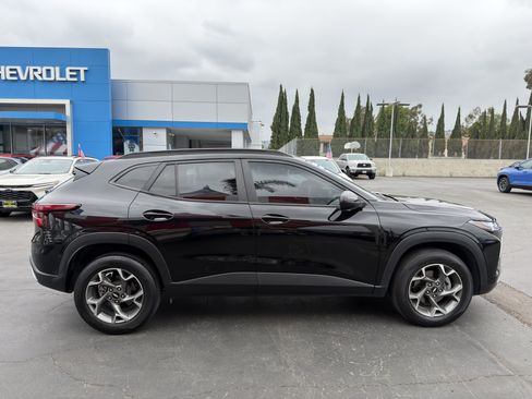 Used 2025 Chevrolet Trax LT FWD image 9