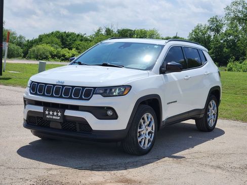 Used 2022 Jeep Compass Latitude w/ Sun and Sound Group AWD/4WD image 3