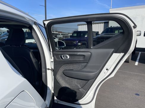 Used 2025 Volvo XC40 B5 Core image 17