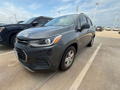 Used 2018 Chevrolet Trax LT w/ LT Convenience Package image 2