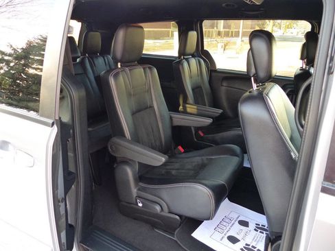 Used 2016 Dodge Grand Caravan SXT image 36