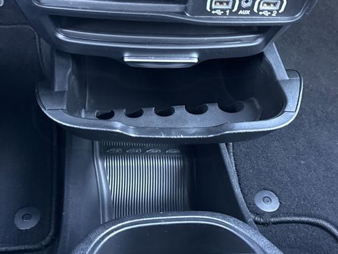 Used 2025 Chrysler Pacifica Select image 31