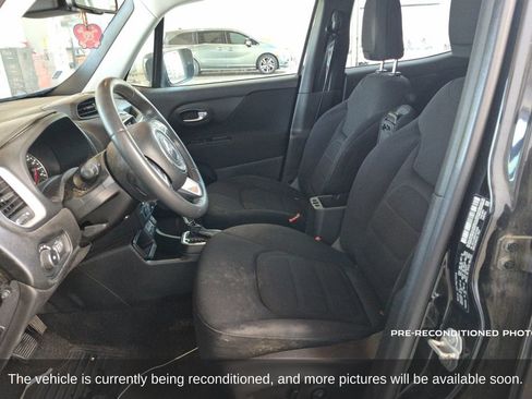 Used 2018 Jeep Renegade Latitude w/ UConnect 8.4 Nav Group FWD image 11