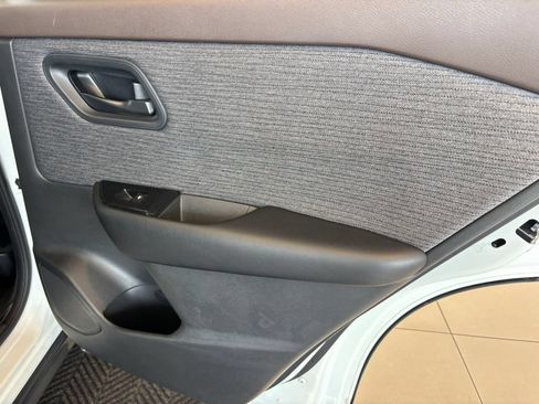 Used 2023 Nissan Rogue S AWD/4WD image 29