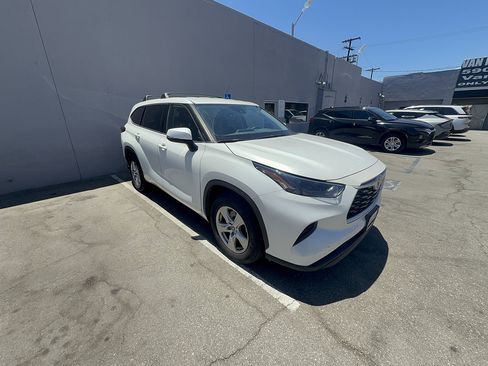 Used 2022 Toyota Highlander L FWD image 2