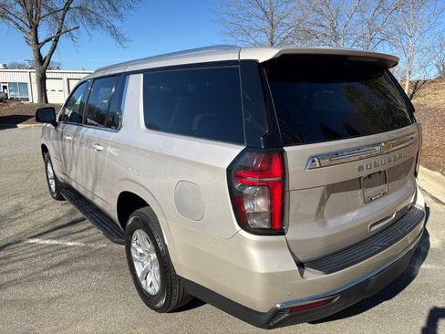 Used 2023 Chevrolet Suburban LT w/ Luxury Package image 5