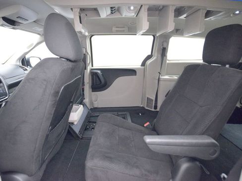 Used 2012 Chrysler Town & Country Touring image 12