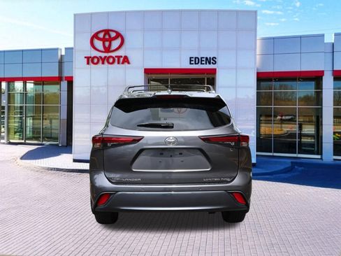 Used 2025 Toyota Highlander Limited AWD/4WD image 4