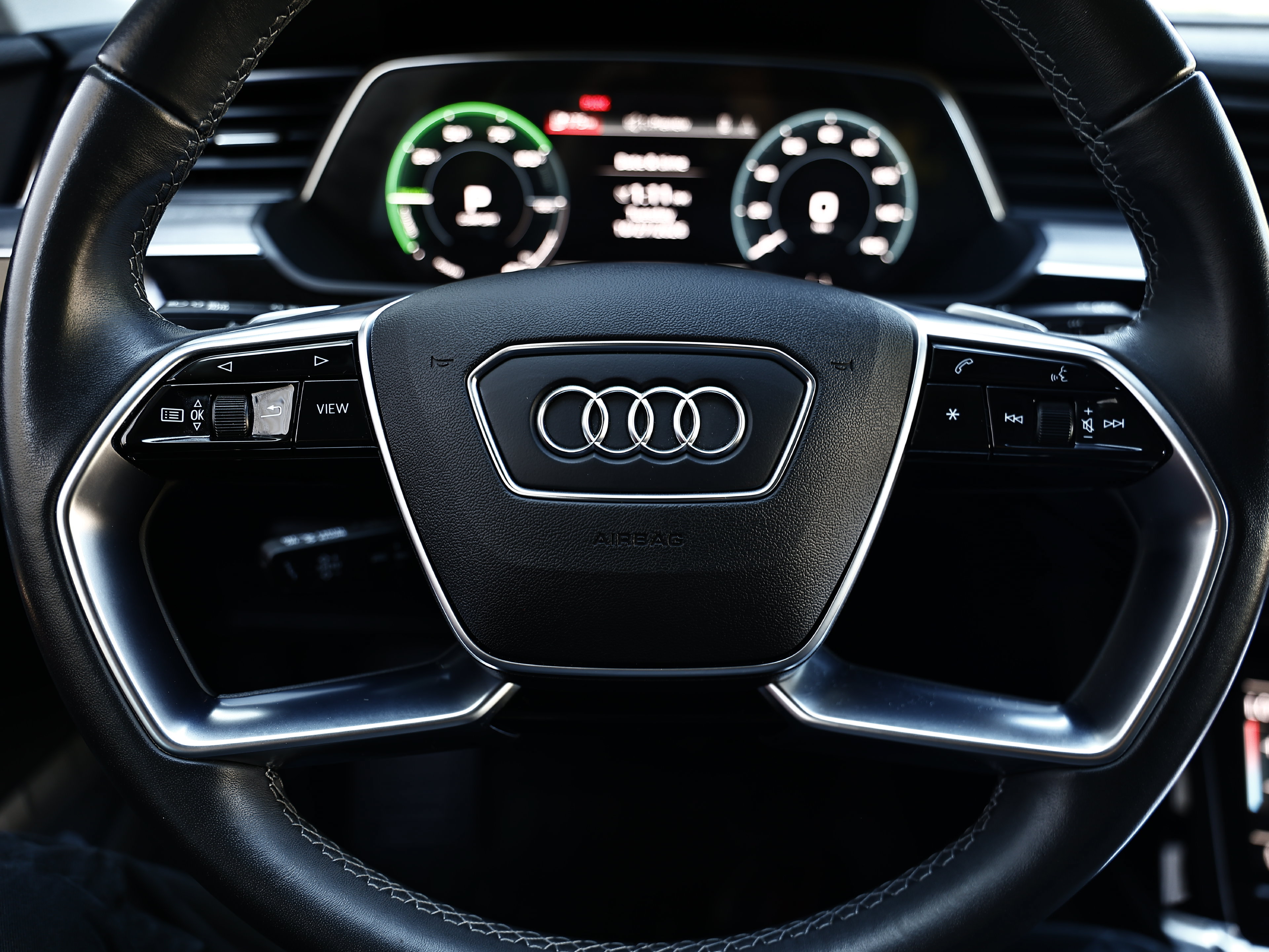 Used 2024 Audi Q8 e-tron Premium Plus AWD/4WD image 31