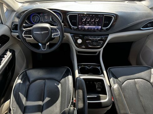 Used 2023 Chrysler Pacifica Limited image 13