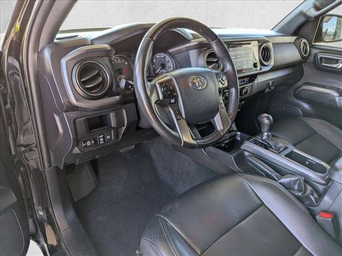 Used 2018 Toyota Tacoma TRD Off-Road AWD/4WD image 10