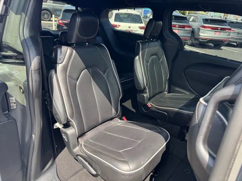Used 2025 Chrysler Pacifica Limited FWD image 27