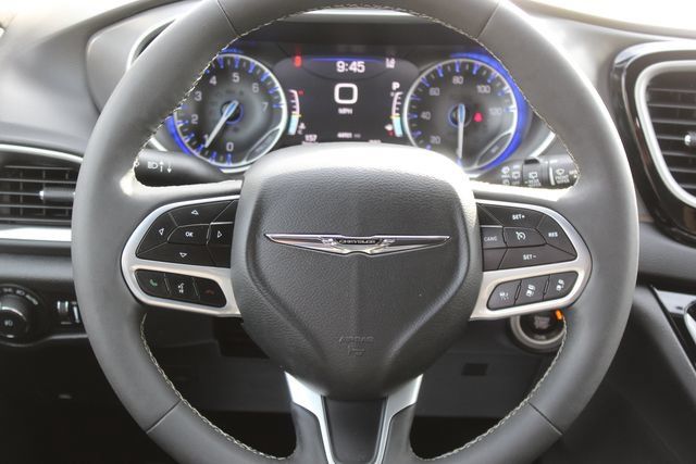 Used 2025 Chrysler Pacifica Select FWD image 13