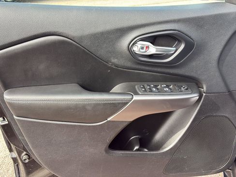 Used 2019 Jeep Cherokee Latitude Plus w/ Cold Weather Group image 7