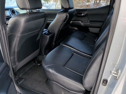 Used 2018 Toyota Tacoma TRD Off-Road image 11