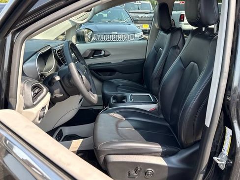Used 2023 Chrysler Pacifica Touring-L FWD image 17