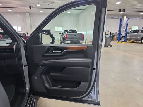 Used 2025 GMC Yukon XL Denali AWD/4WD image 31